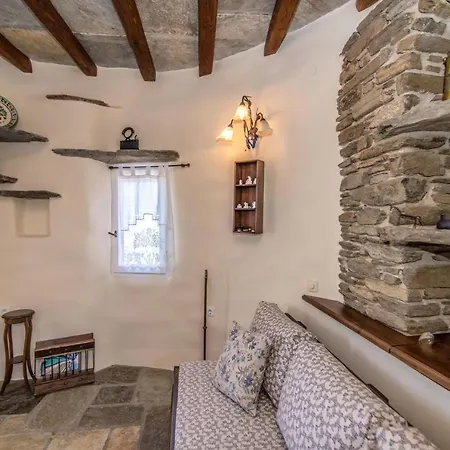 Old Windmill In Village Casa de Férias *