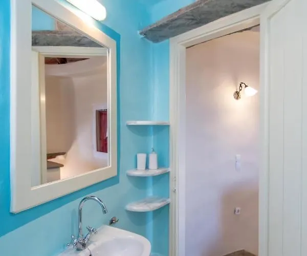 別荘 Old Windmill In Village